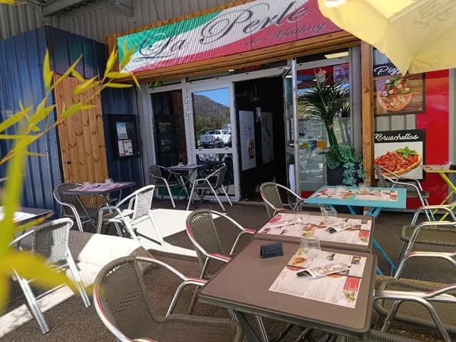 La terrasse et la devanture du restaurant