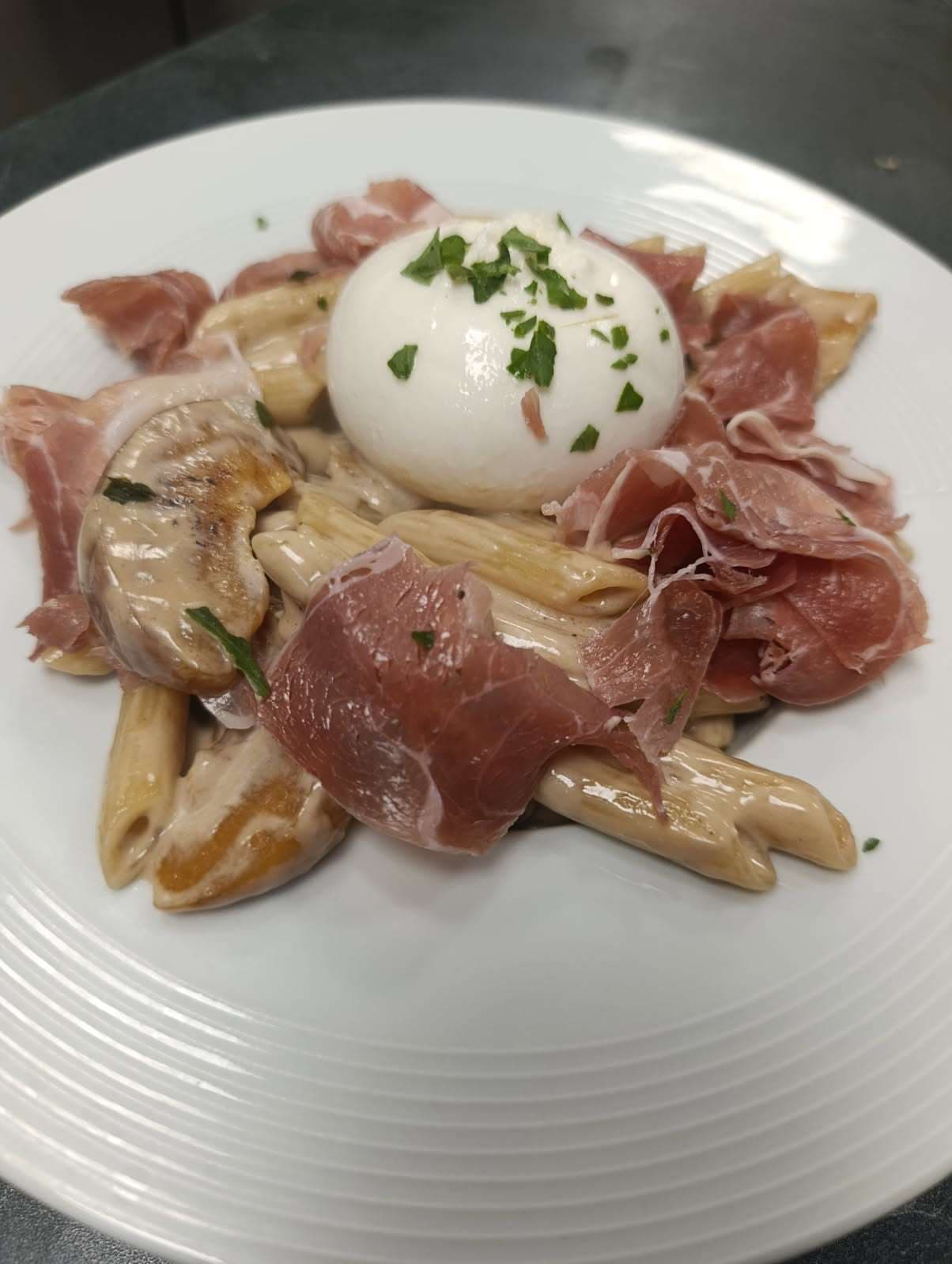 Pâtes estivales à la crème, pêche, burrata et jambon cru
