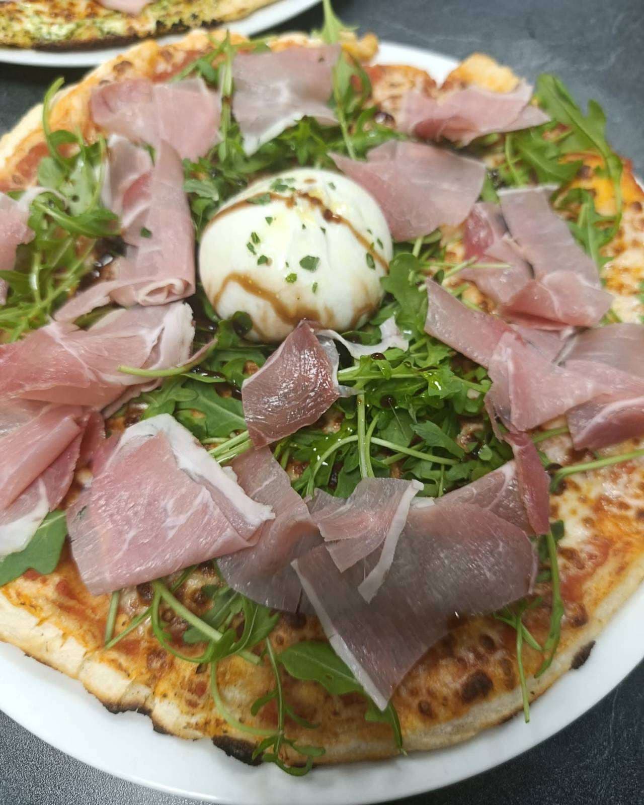 Pizza Del Estate : burrata entière, jambon cru, roquette et crème balsamique