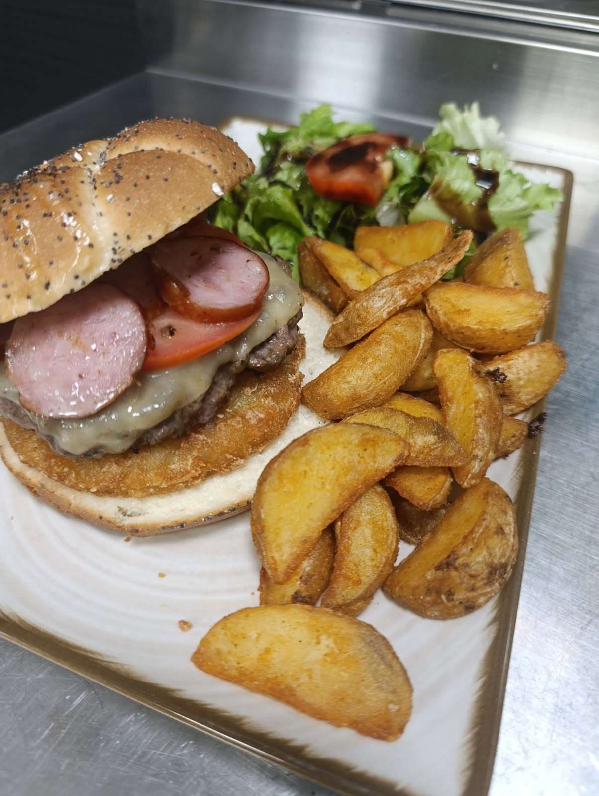 Burger comtois : saucisse de Morteau, comté fondu et potatoes
