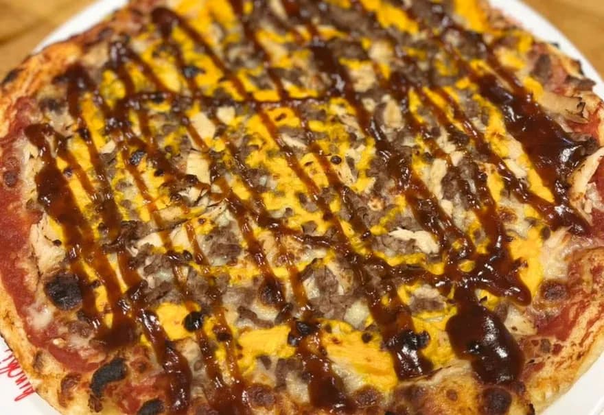 Pizza la texane, nappée de sauce barbecue et cheddar
